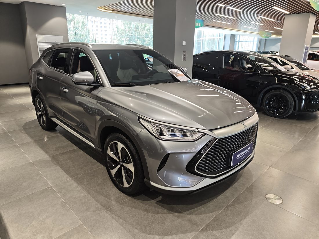 BYD Song Plus в шоуруме: пример фотографии из разбора по моделям